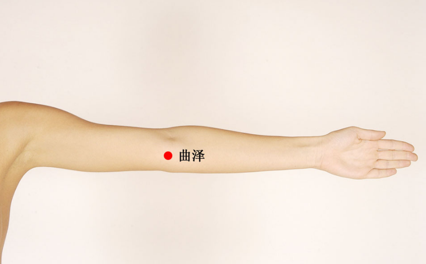 专家推荐按摩曲泽穴可有效缓解!