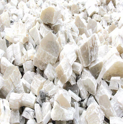  石膏的功效与作用有哪些？如何鉴别不同类型的石膏形态？